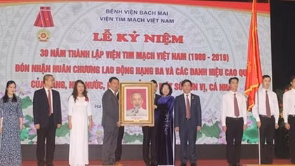 Viện Tim mạch Việt Nam đón nhận Huân chương Lao động hạng Ba 