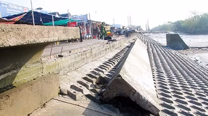 Sóng đánh sập bờ kè, người dân bỏ chạy trong đêm
