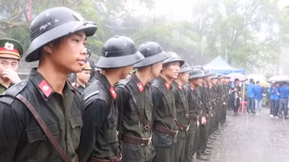 Hàng rào người dưới cơn mưa lớn ở Lễ hội Đền Hùng