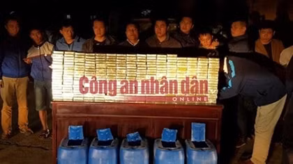 300 bánh heroin được giấu trong 5 can nhựa khoét đáy