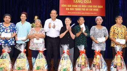 Phó Thủ tướng Trương Hoà Bình tặng quà cho bà con người Chăm 