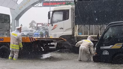 Công an TP Vinh dầm mình trong mưa rét giúp dân trên các tuyến đường ngập