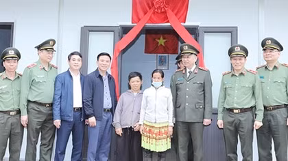 Những ngôi nhà nặng nghĩa tình nơi biên giới