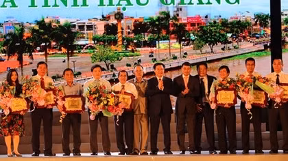 Agribank được vinh danh tại Diễn đàn Hợp tác Kinh tế Đồng bằng sông Cửu Long 2016