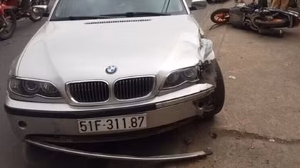 BMW “điên” lấn làn gây tai nạn, 2 bà cháu trọng thương