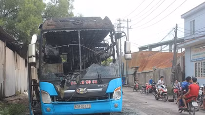 Xe đang chạy bốc cháy, hơn chục hành khách đạp cửa thoát thân