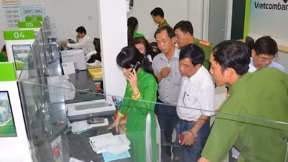 Nhân viên ngân hàng kể lại giây phút bị tên cướp rút súng khống chế