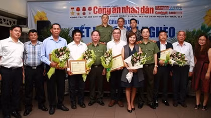 Chương trình “Tết vì người nghèo Xuân Đinh Dậu 2017” của Báo CAND: Đong đầy những sẻ chia
