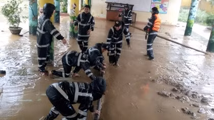 Cảnh sát cơ động dọn dẹp sau lũ giúp học sinh sớm trở lại trường