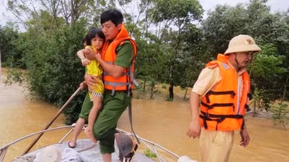 Đưa hàng trăm người dân mắc kẹt thoát khỏi rốn lũ