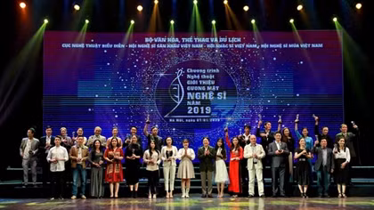 Hàng trăm nghệ sĩ dự đêm vinh danh gương mặt nổi bật năm 2019