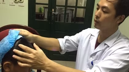 Phẫu thuật cứu cháu bé bị bệnh... tự nhiên cười