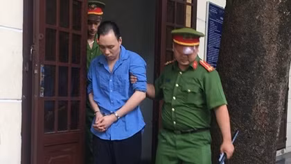 Chủ thầu xây dựng rủ phu hồ mua súng cướp tiệm vàng