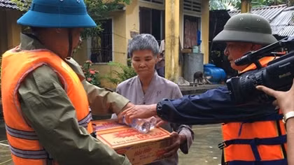 Đội mưa, lội nước cứu trợ cho người dân vùng lũ