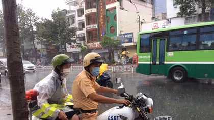 CSGT nhường áo mưa cho thí sinh khiến nhiều người cảm động