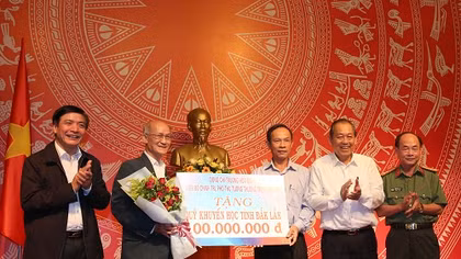 Phó Thủ tướng Thường trực Trương Hoà Bình trao 100 triệu cho Quỹ khuyến học tỉnh Đắk Lắk