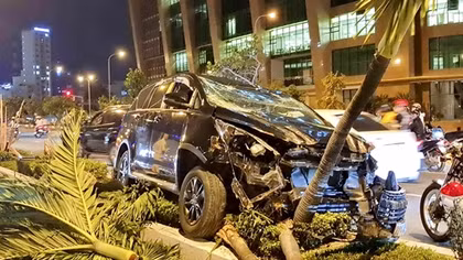 Ô tô hất tung xe máy rồi leo lên dải phân cách ở Nha Trang