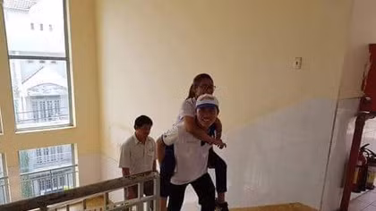 Nghị lực phi thường của những thí sinh "đặc biệt" tại trường thi