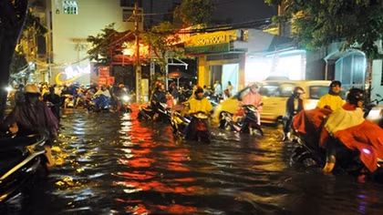 Ngập kinh hoàng, giao thông hỗn loạn tại TPHCM