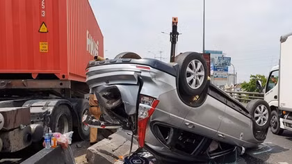 Xe 5 chỗ lật ngửa bụng sau và chạm với xe đầu kéo