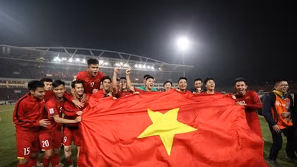 Trên đỉnh vinh quang, nhìn lại để bay cao hơn