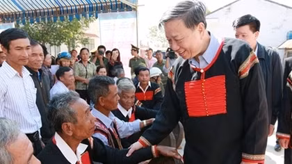 Bộ trưởng Tô Lâm thăm và tặng quà cho người nghèo tại Đắk Lắk