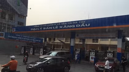 Xăng E5RON92 giảm chỉ còn gần 12 nghìn đồng/lít