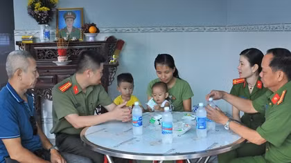 Căn nhà thơm mùi vôi mới của vợ liệt sĩ, Đại úy Phạm Phi Long