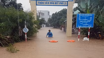 Sạt lở đèo chia cắt Nha Trang - Đà Lạt, nhiều điểm bị cô lập trong lũ