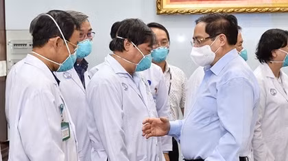 Thủ tướng gửi thư biểu dương "chiến sĩ áo trắng" nơi tuyến đầu chống dịch 