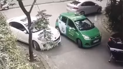 Công an thông tin vụ tài xế taxi bị tấn công bằng gạch do nhắc nhở đỗ xe