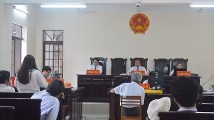 Tạm đình chỉ thẩm phán tuyên án treo cho Nguyễn Khắc Thuỷ