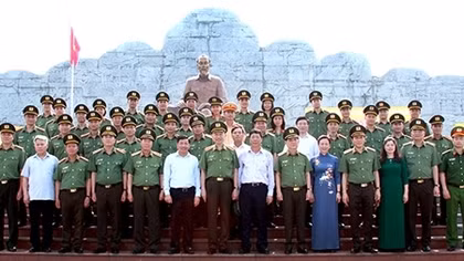Dâng hoa Chủ tịch Hồ Chí Minh tại Khu lưu niệm Sáu điều Bác Hồ dạy CAND