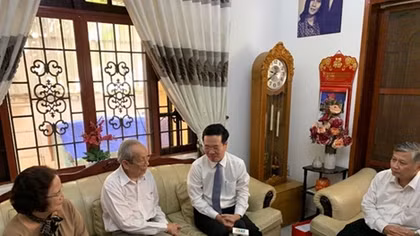 Trưởng Ban tuyên giáo Trung ương thăm, chúc mừng Giáo sư Trần Hồng Quân 