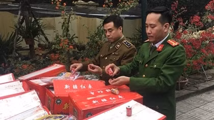 Bắt giữ hơn 10 tấn bánh kẹo lậu ở Hà Nội