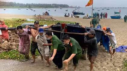 Công an Đà Nẵng giúp dân chống bão số 5