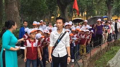 Hàng vạn người viếng thăm Phủ Chủ tịch nhân ngày sinh nhật Bác
