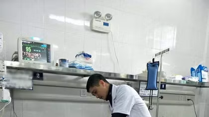 Giám đốc bệnh viện kêu gọi nhân viên hiến máu cứu bệnh nhân đang mổ