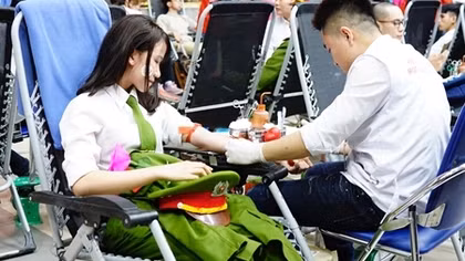 Lễ hội Xuân hồng: Nơi vạn người cho mà không cầu xin điều gì