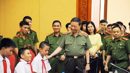 Bộ trưởng Tô Lâm tặng đàn guitar cho học sinh khiếm thị Trường THCS Nguyễn Đình Chiểu