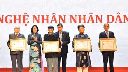 Trao danh hiệu tặng các nghệ nhân trong lĩnh vực thủ công mỹ nghệ