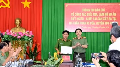 Khen thương tập thể phá vụ án giết người cướp tài sản ở Bình Thuận
