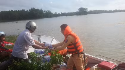 CSGT vượt lũ cứu trợ lương thực tới vùng ngập lụt