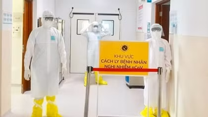 Bên trong khu cách ly, điều trị bé trai 14 tháng tuổi nhiễm COVID-19 