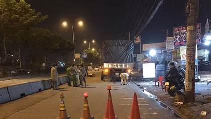 Tông vào lốp xe ô tô, người đàn ông tử vong trên QL1