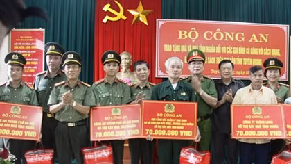 Bộ Công an trao tặng quà và nhà tình nghĩa đối với các gia đình có công với cách mạng