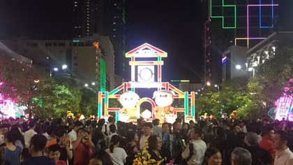 Hàng ngàn người chen chân thưởng thức đường hoa Nguyễn Huệ 