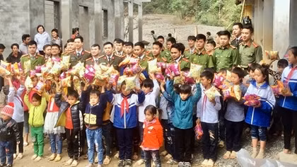 Nâng bước các em học sinh vùng cao Xà Pèng đến trường