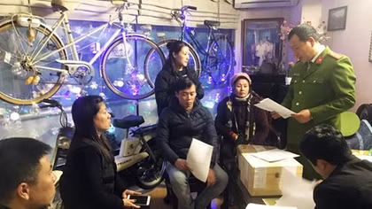 Công an Hà Nội khám xét nhà Hưng “kính”