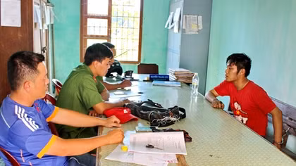 Gã thanh niên đập tủ kính cướp tiệm vàng bị người dân vây bắt